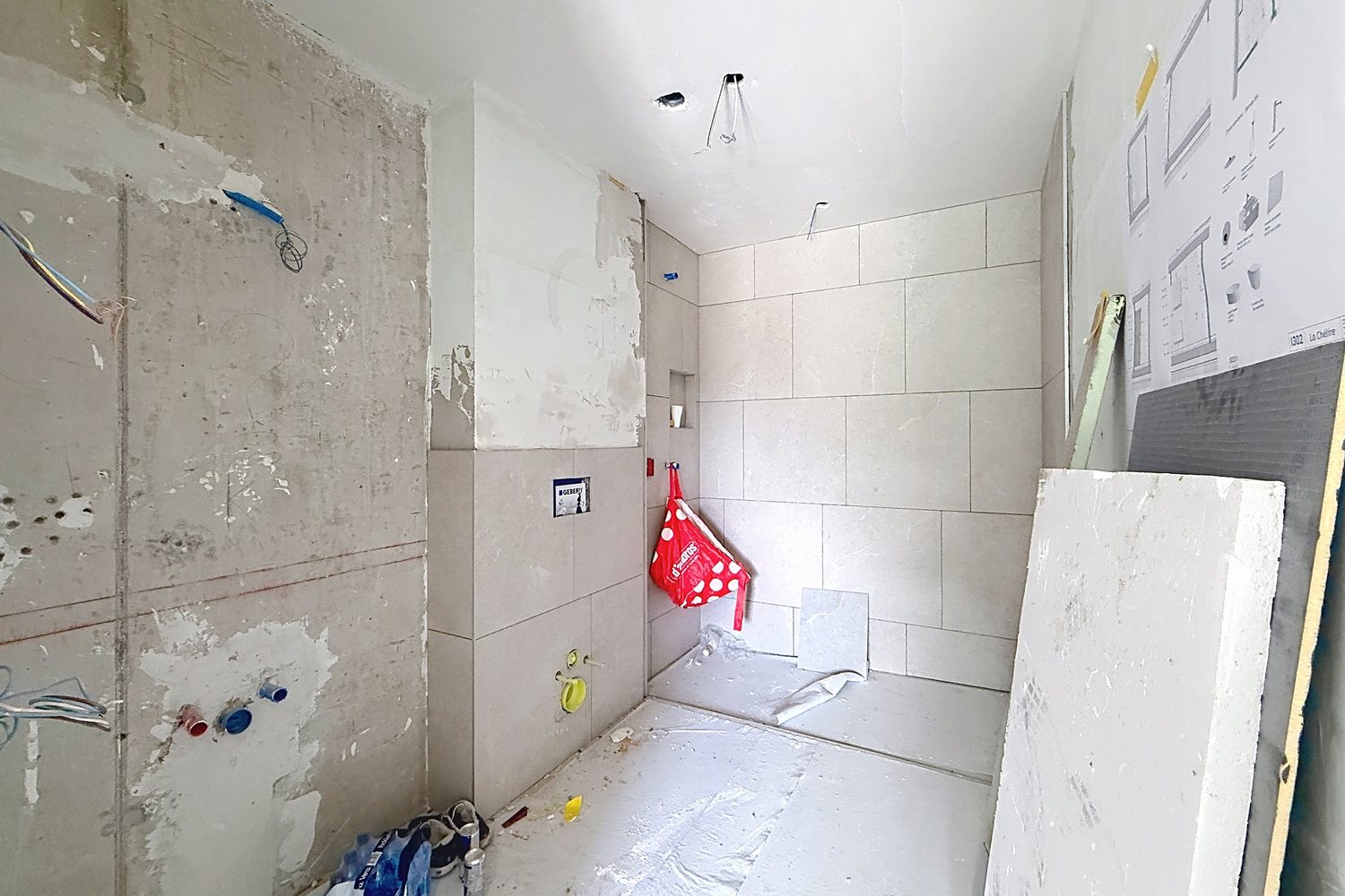 Salle d'eau en cours de pose du carrelage.