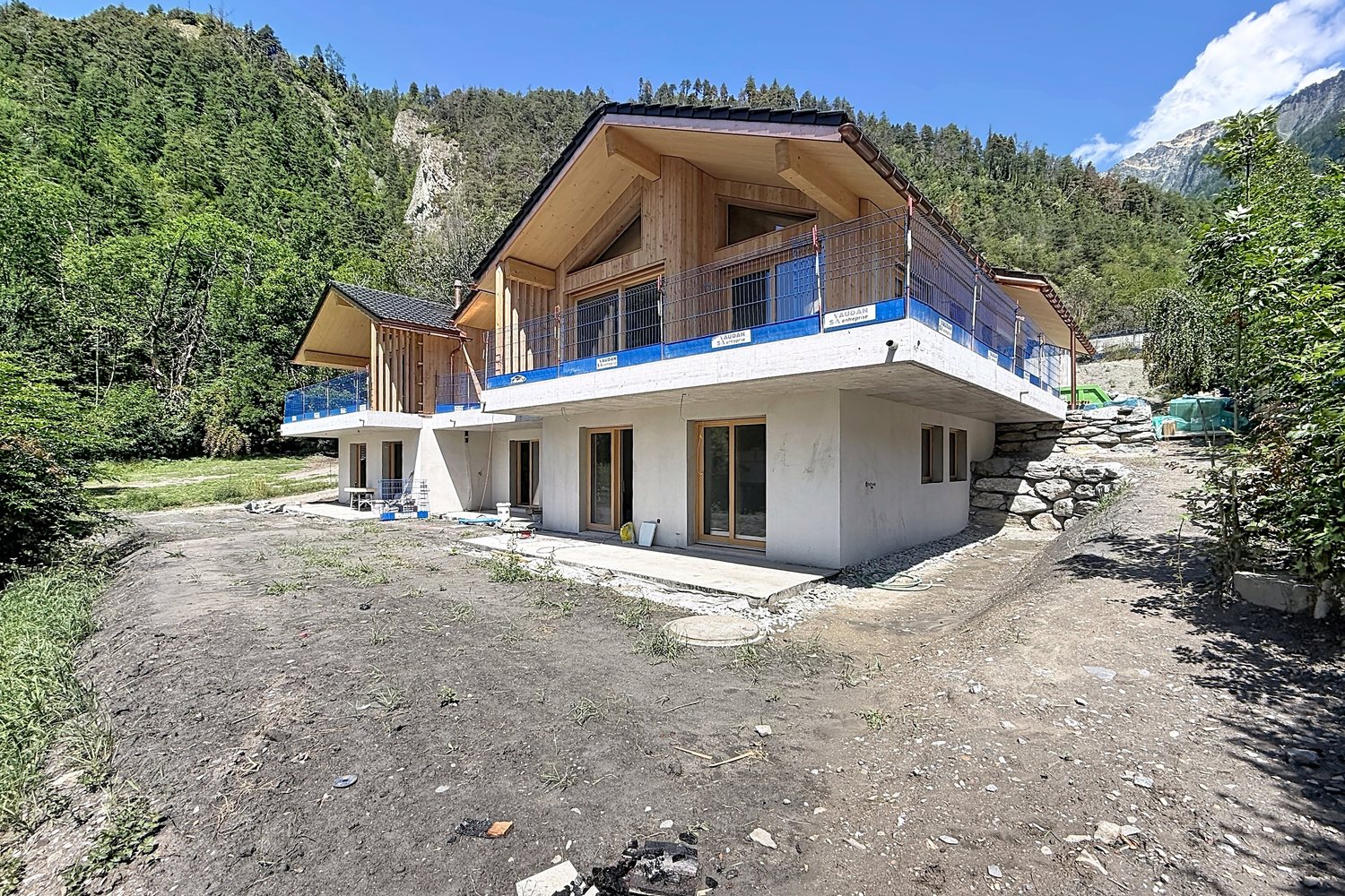 La villa et sa voisine depuis le terrain en cours d'aménagement.